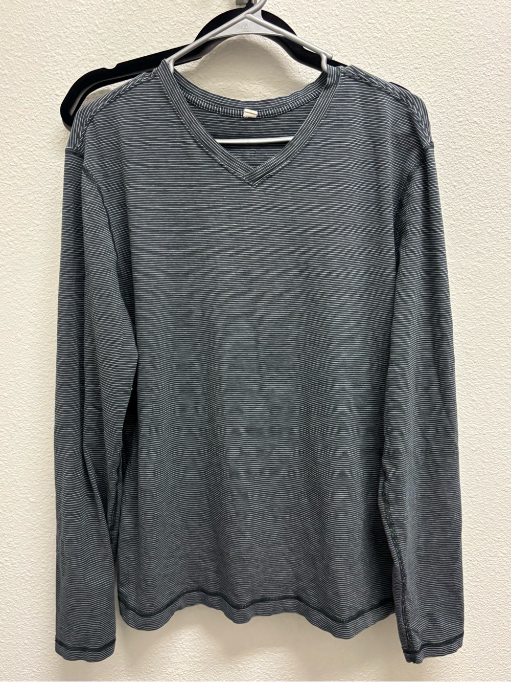 lululemon athletica Men's-style Long Sleeve V‑Neck Top in Charcoal Stripe